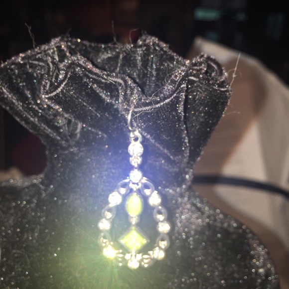 🆕Silver w green stones Oval dangle earrings NWT - Picture 7 of 8